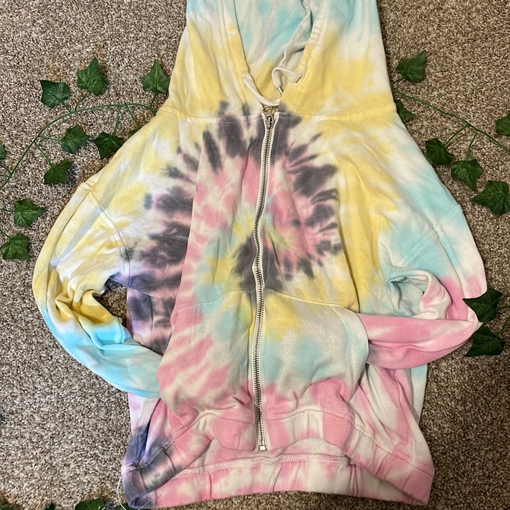 Tie-dye cropped hoodie zip up.